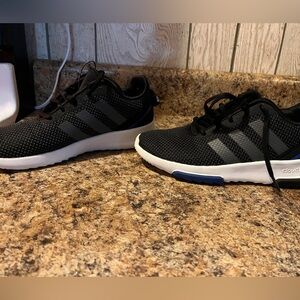 Boys size 6 Adidas shoes. EUC